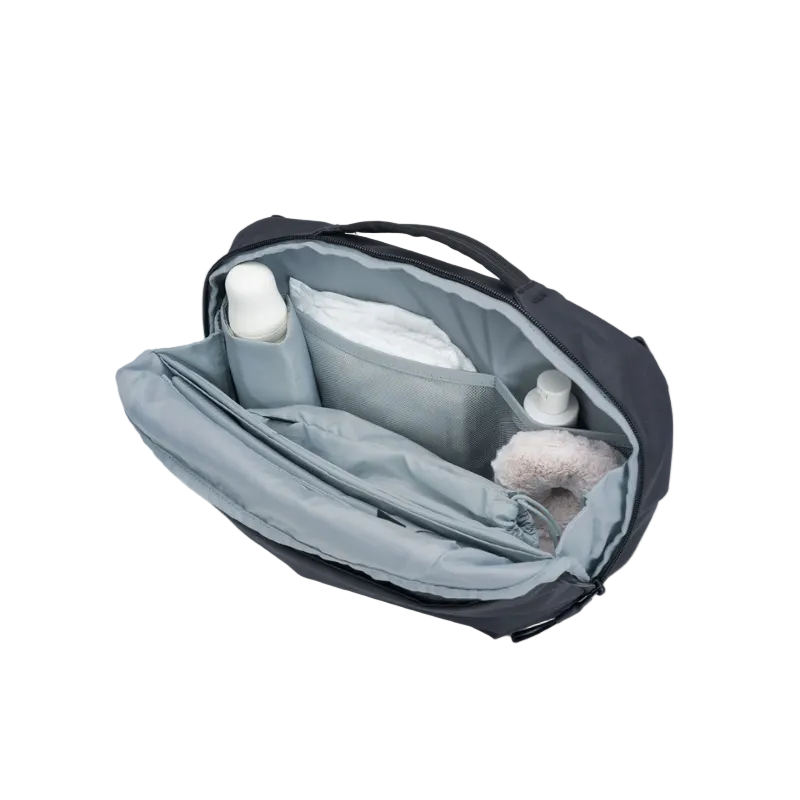 Thule AION Wickeltasche in schwarz geöffnet