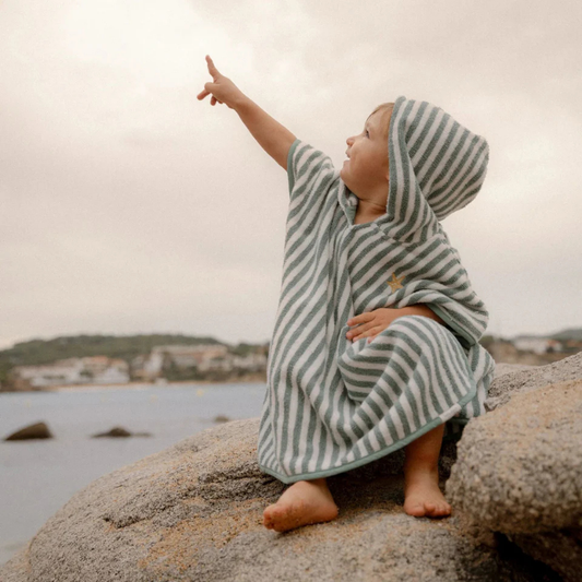 Produktbild: little dutch - Badeponcho Streifen grün von little dutch im Onlineshop von dasMikruli - Dein Shop für Baby Erstausstattung