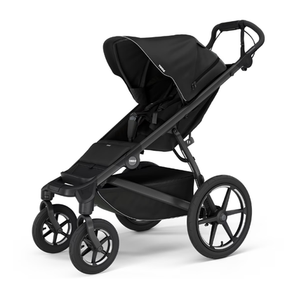 Thule Urban Glide 3 Kinderwagen in Schwarz – eleganter Sport- und All-Terrain-Kinderwagen mit drehbarem Vorderrad, großem Verdeck und geräumigem Stauraumkorb für aktive Familien