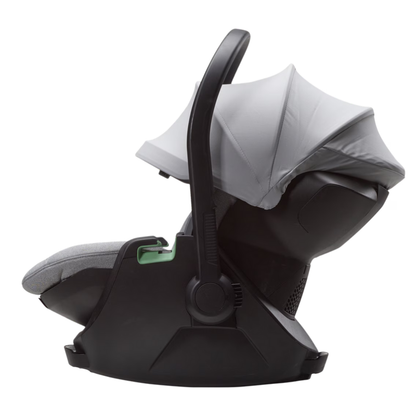 Thule Babyschale seitlich – hellgrau Babyschale mit schwarzer Basis, integriertem Sonnenschutz und ergonomischem Tragegriff für sicheren Transport