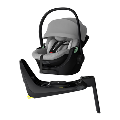 Thule Babyschale mit ISOFIX-Basis – hellgrau Babyschale sicher montiert auf grauer Thule ISOFIX-Basis mit Stützfuß und verstellbarem Tragegriff