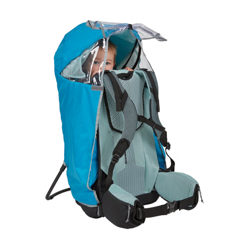 Thule Kindertrage mit blauem Regenschutz und transparentem Sichtfenster, Kind im Sitz, Seitenansicht