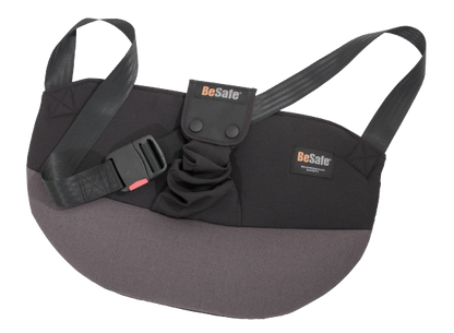 Schwarzer und grauer Gurtadapter für Schwangere mit Schnalle, Befestigungsgurten und BeSafe-Logo in Vorderansicht